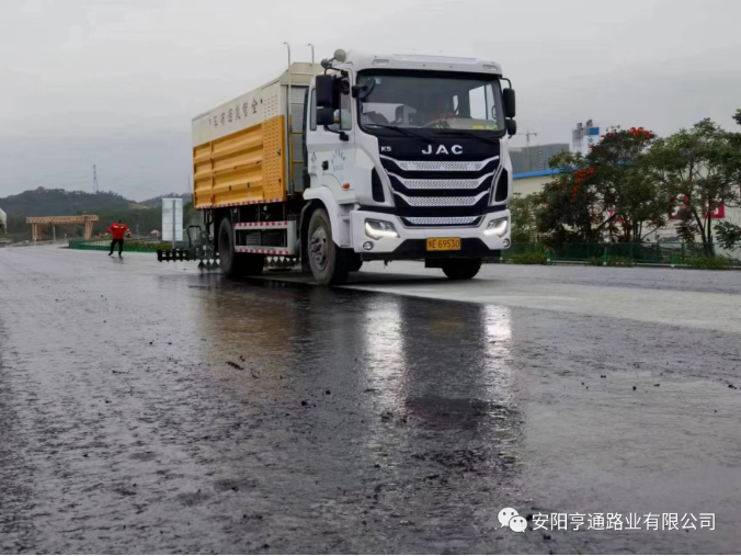 祝賀我司深汕西項(xiàng)目透層、封層試驗(yàn)段圓 滿成功